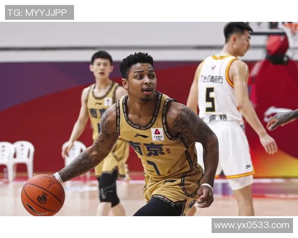 赛场上演外援对决,昆汀-皮特森与亚当斯争夺得分王宝座